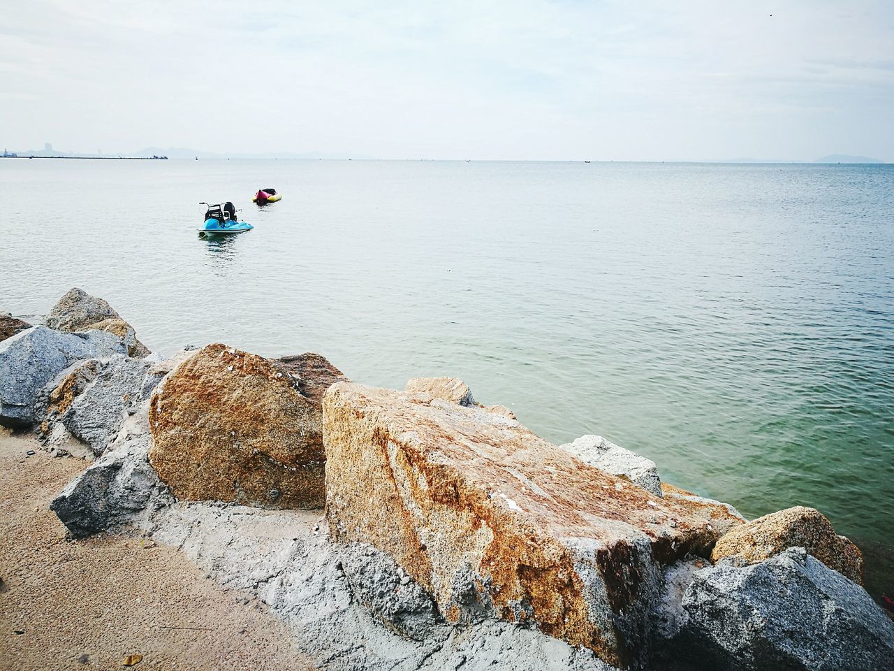 sea, real people, water, men, horizon over water, nature, beauty in nature, day, adults only, people, outdoors, adult, beach, women, only men, togetherness, sky