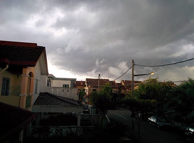 building exterior, architecture, built structure, sky, house, residential structure, residential building, cloud - sky, cloudy, residential district, roof, city, cloud, building, town, outdoors, low angle view, tree, overcast, no people