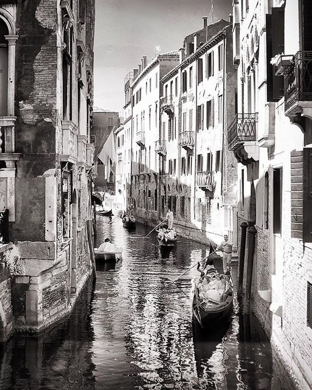 architecture, building exterior, built structure, water, canal, nautical vessel, waterfront, boat, building, residential building, transportation, residential structure, moored, city, mode of transport, reflection, sky, day, outdoors, river