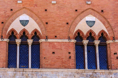  windows of façade of the palazzo pubblico