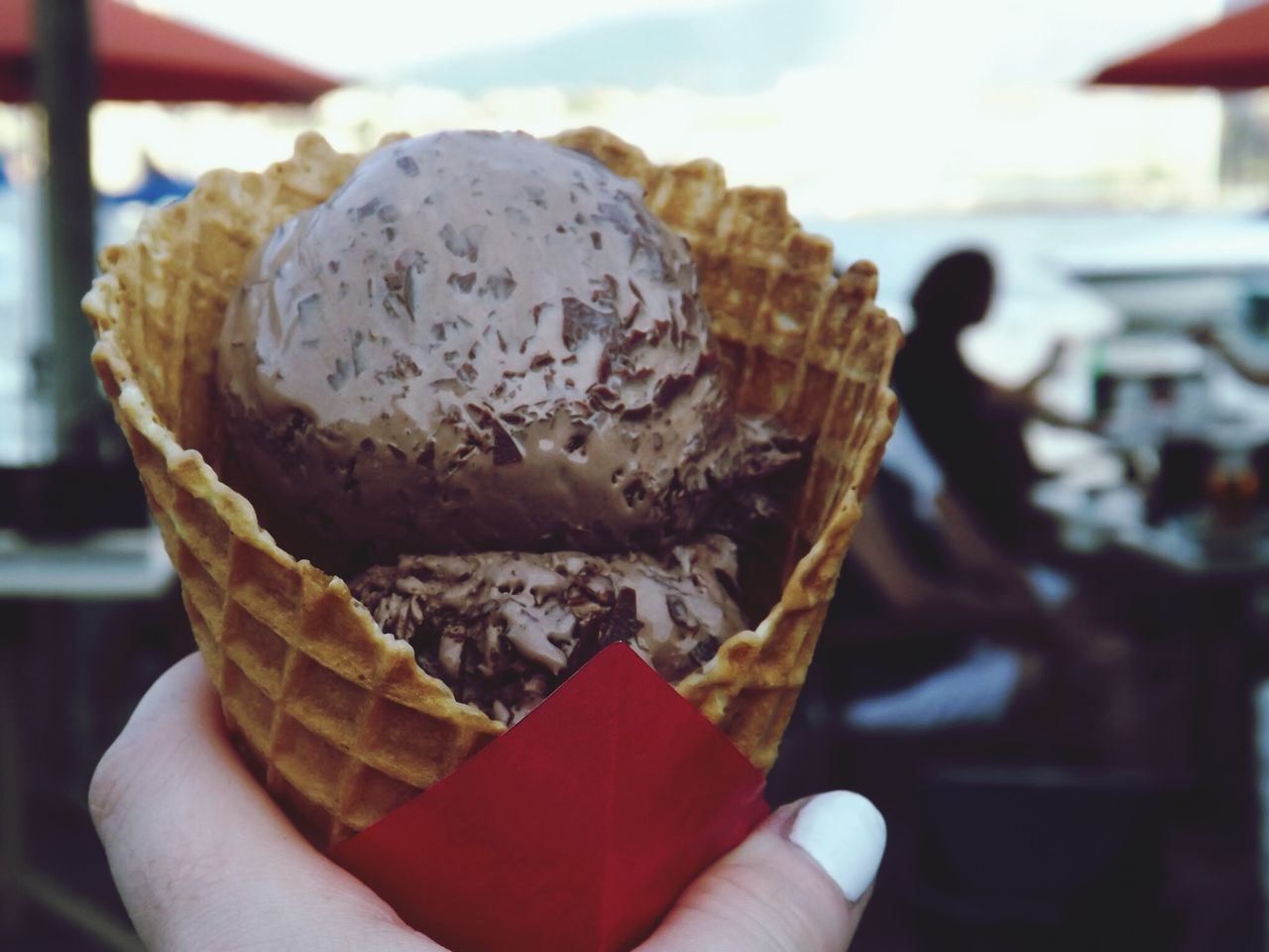 CROPPED IMAGE OF HAND HOLDING ICE CREAM