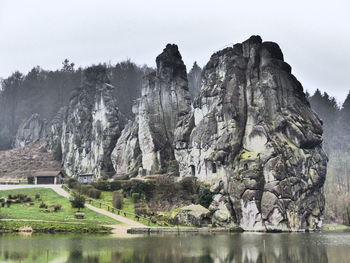 Panoramic view of lake and mountains against sky