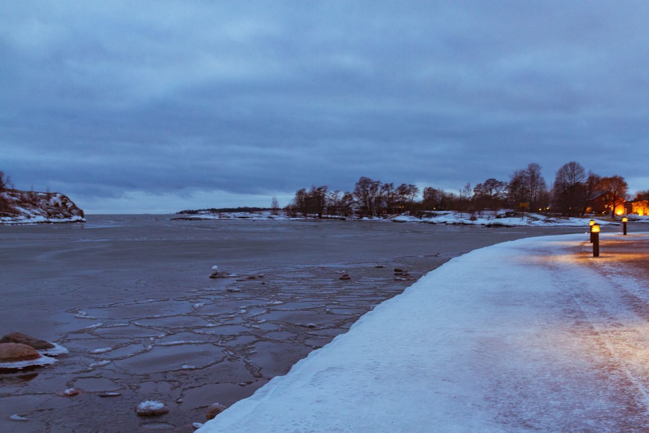SCENIC VIEW OF FROZEN LANDSCAPE AGAINST SKY