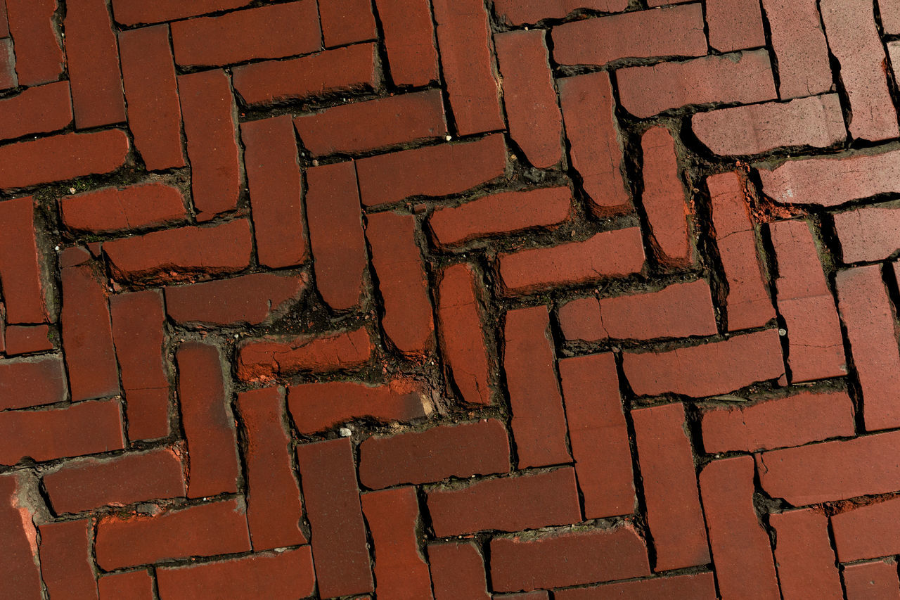 FULL FRAME SHOT OF MULTI COLORED BRICK WALL WITH COBBLESTONE