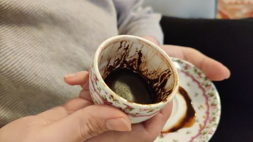 Close-up of hand holding coffee cup