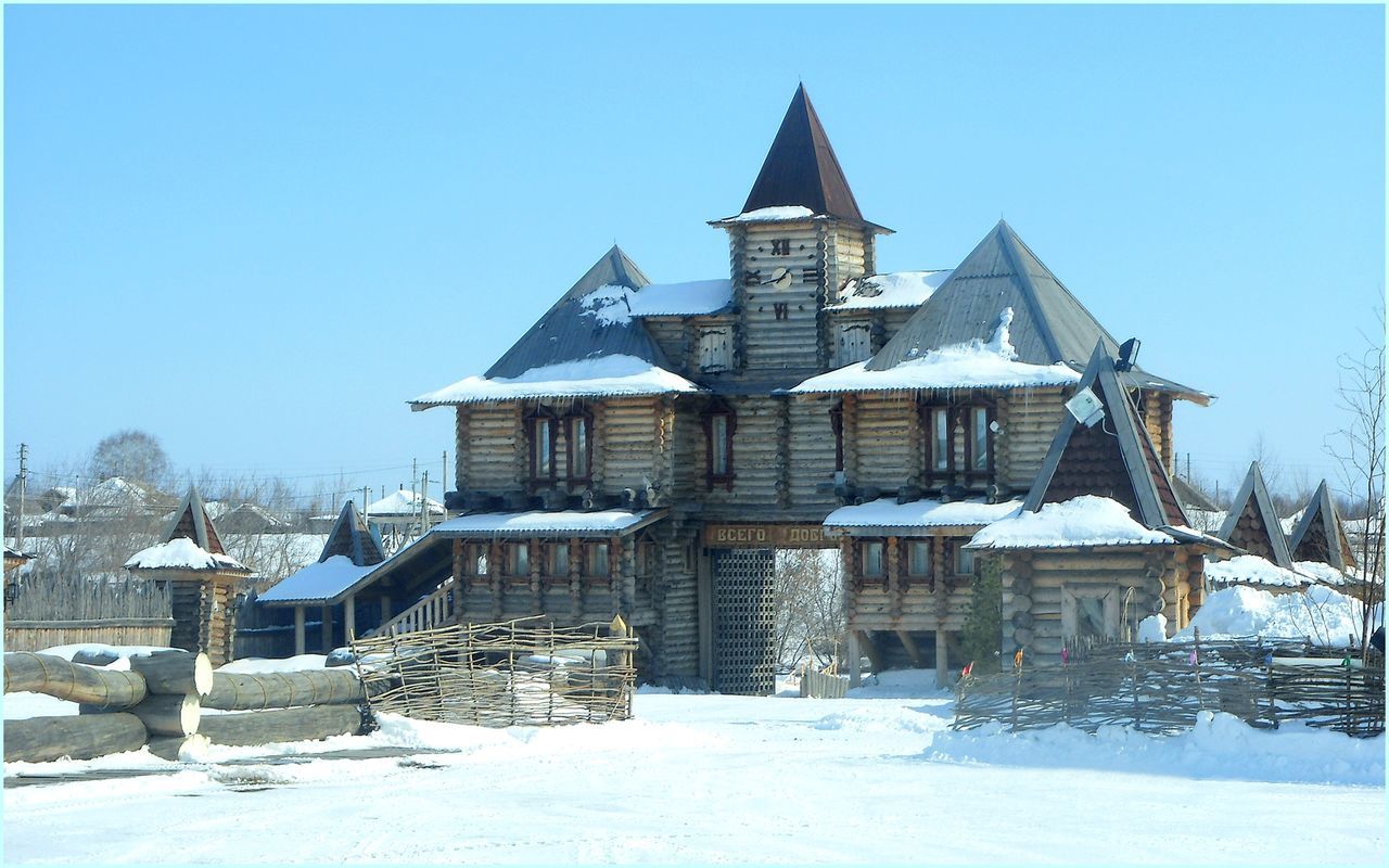 snow, winter, cold temperature, building exterior, built structure, architecture, season, clear sky, house, white color, covering, weather, blue, white, frozen, field, sunlight, copy space, nature, landscape