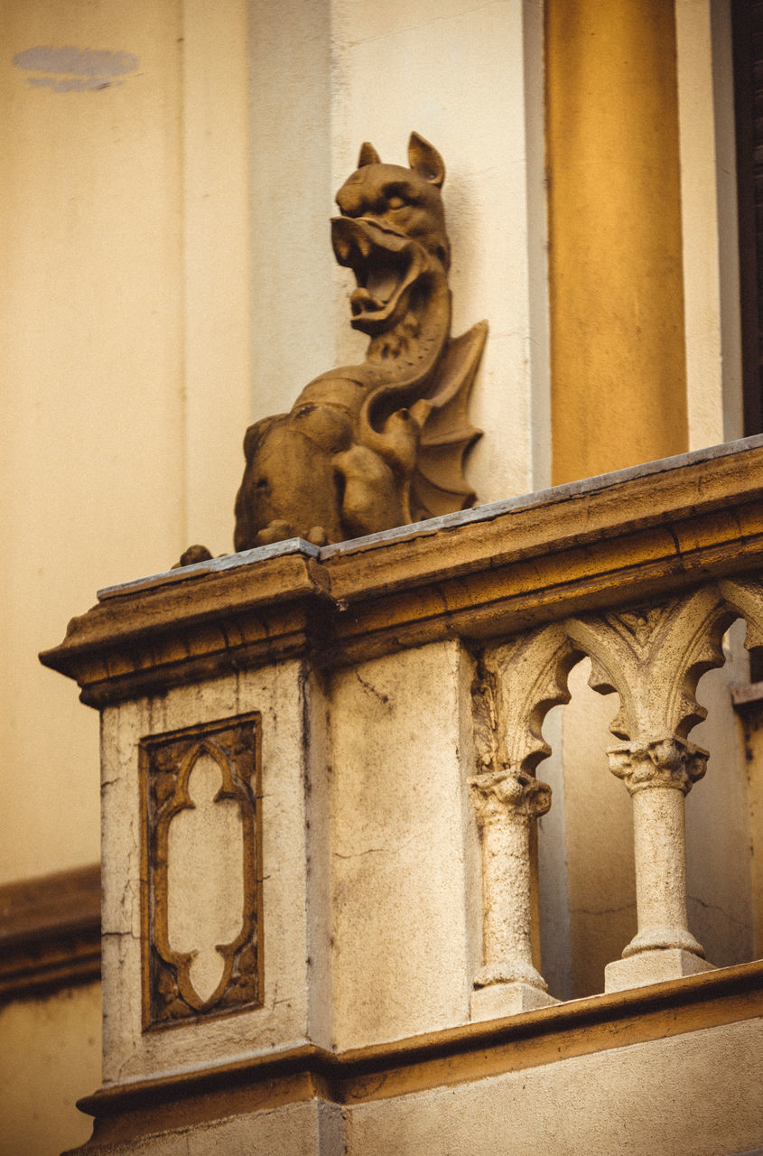 LOW ANGLE VIEW OF STATUE AGAINST SKY