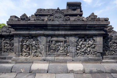 Statue of historic building against sky