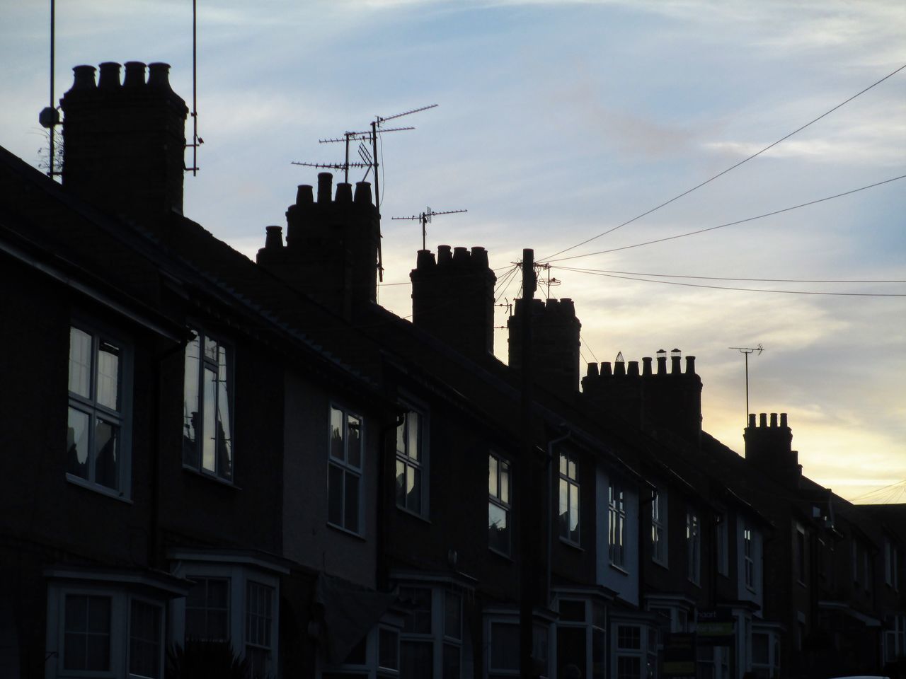 LOW ANGLE VIEW OF SILHOUETTE BUILDING AGAINST SKY