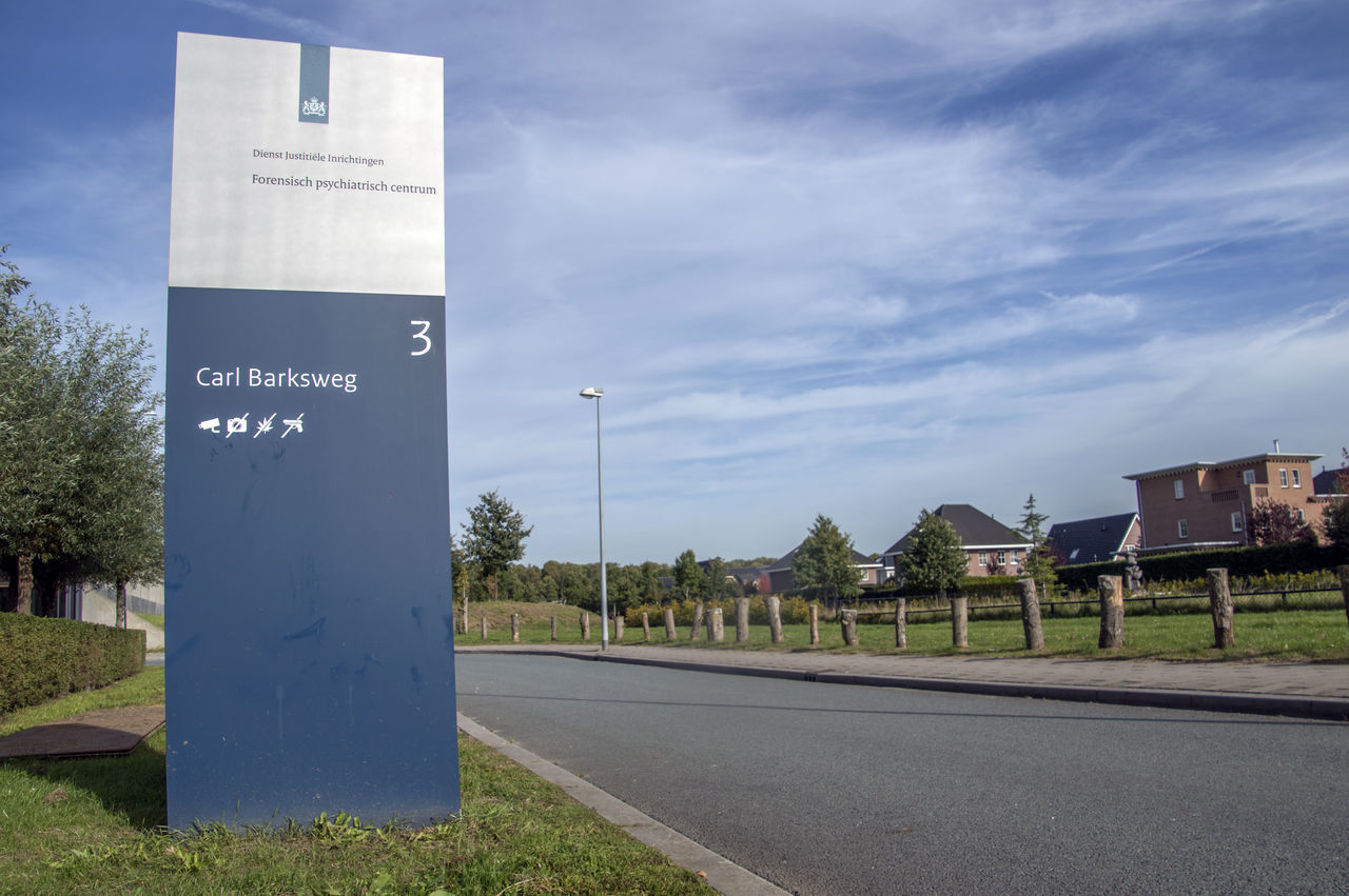 INFORMATION SIGN ON ROAD AGAINST SKY