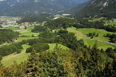 A view of the vally with mountain in background