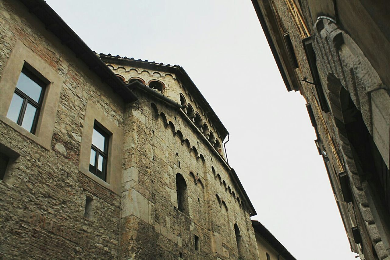 low angle view, architecture, sky, building exterior, built structure, no people, day, outdoors