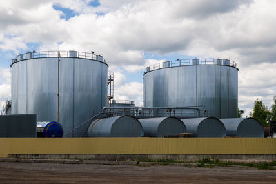 Overground thermal insulated cylindrical bitumen storage tanks.