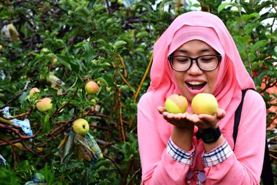 Midsection of woman holding apple