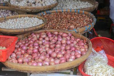 Dried onions and garlic are displayed on the dam market, nha trang city, khanh hoa