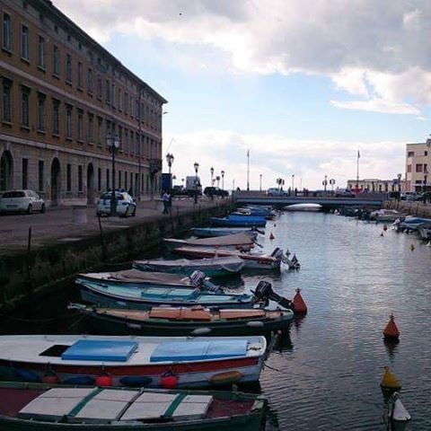 nautical vessel, transportation, moored, mode of transport, water, building exterior, sky, architecture, built structure, boat, cloud - sky, harbor, city, canal, cloudy, cloud, in a row, incidental people, day, outdoors