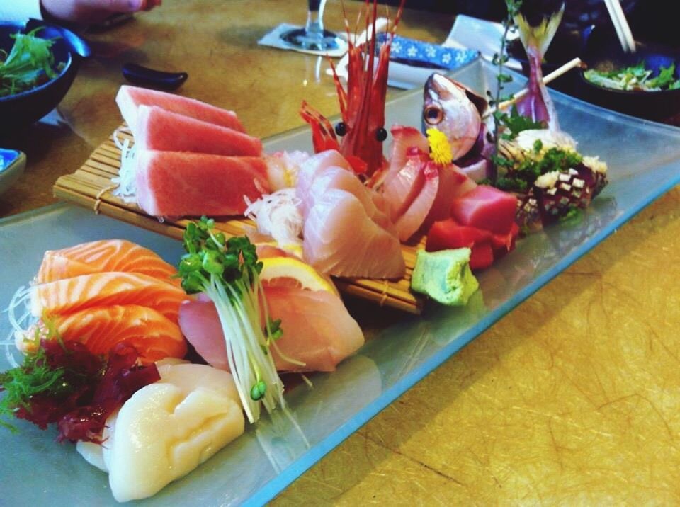 CLOSE-UP OF SUSHI ON PLATE