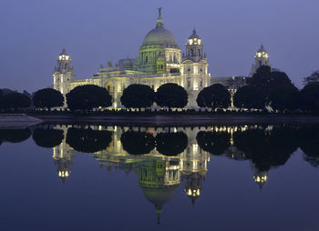 Lake by victoria memorial against sky at dusk