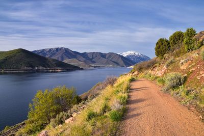 Deer creek reservoir by mount timpanogos in utah county, united states. hiking views