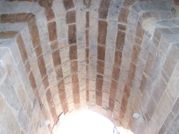 LOW ANGLE VIEW OF CEILING OF BUILDING