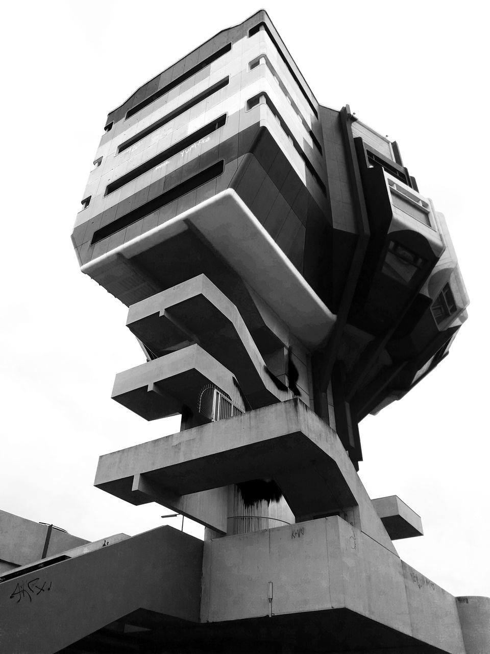 LOW ANGLE VIEW OF BUILDINGS AGAINST SKY