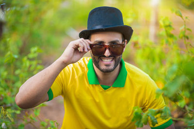 Portrait of young man wearing sunglasses