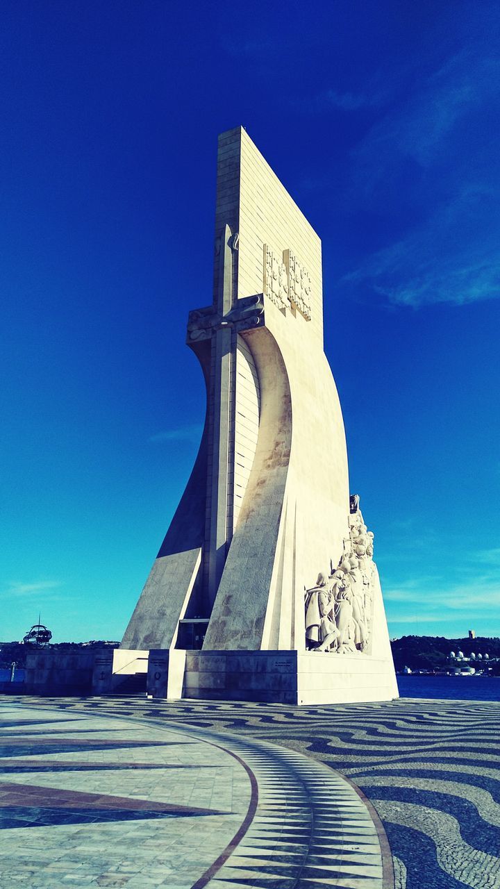 LOW ANGLE VIEW OF STATUE OF BUILDING AGAINST BLUE SKY