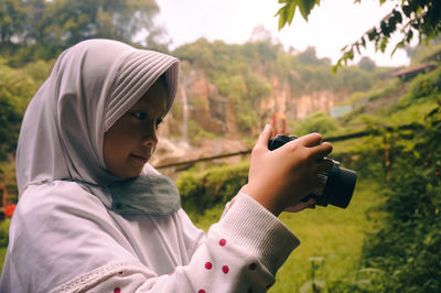 Young woman photograper