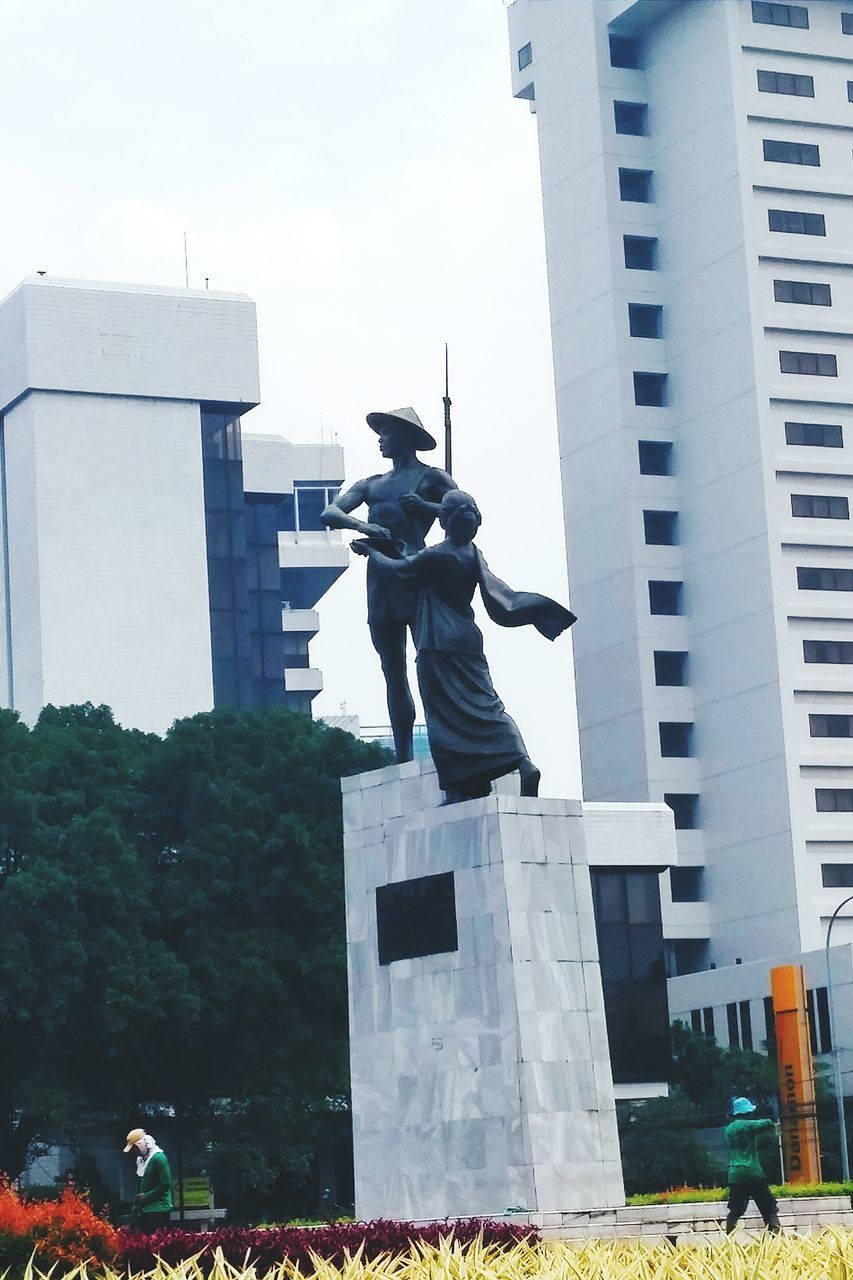 statue, human representation, sculpture, art and craft, art, creativity, building exterior, architecture, built structure, low angle view, city, sky, animal representation, day, outdoors, famous place, building, fountain