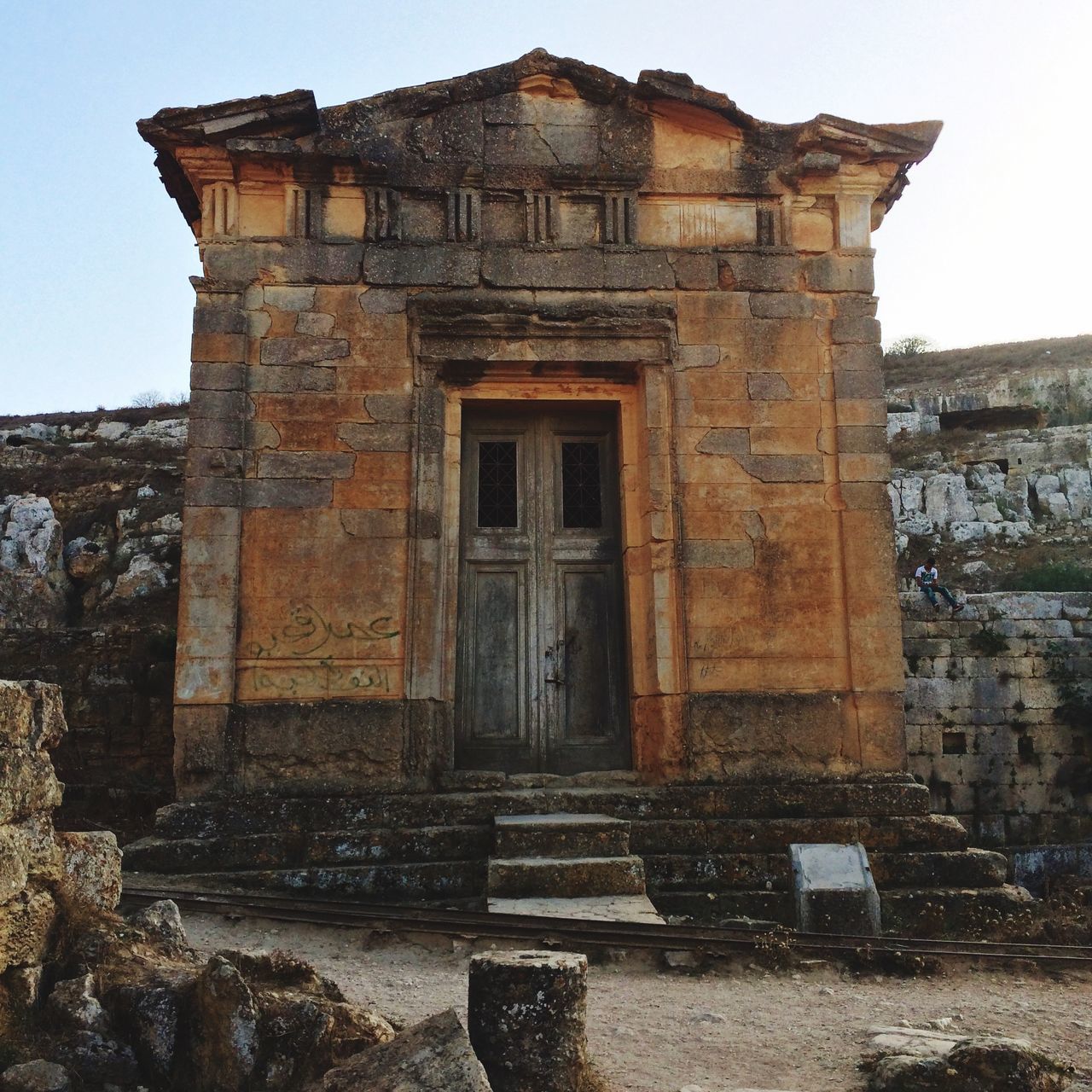 architecture, building exterior, built structure, old, history, building, clear sky, city, abandoned, residential structure, residential building, weathered, window, outdoors, day, house, exterior, obsolete, damaged, the past