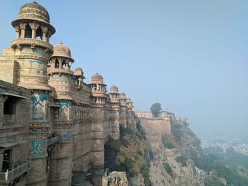 Low angle view of castle/gwalior fort against clear sky