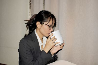 Woman holding coffee cup