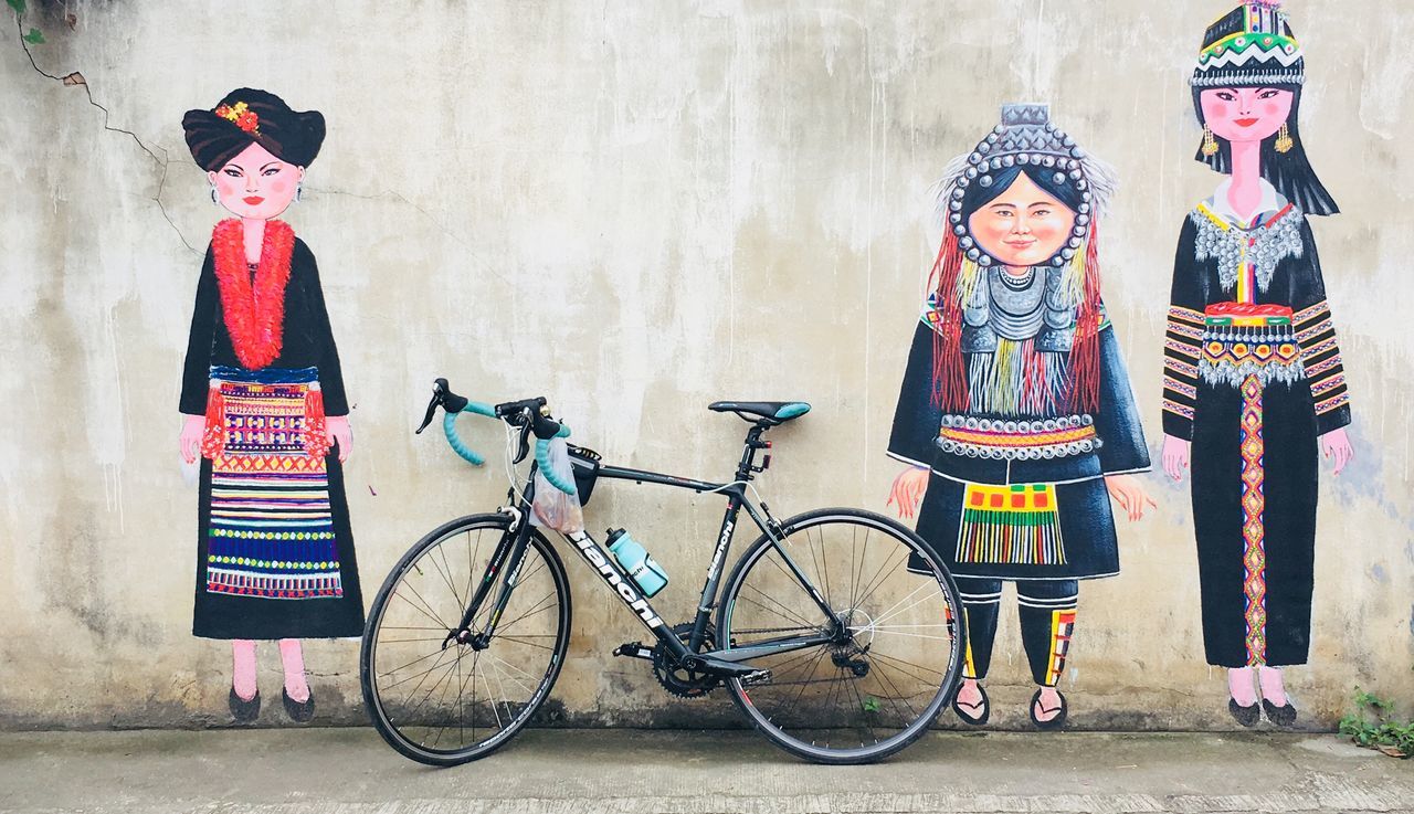 FULL LENGTH PORTRAIT OF A SMILING BICYCLE