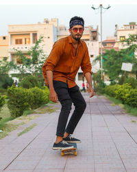 Portrait of young man wearing sunglasses in city