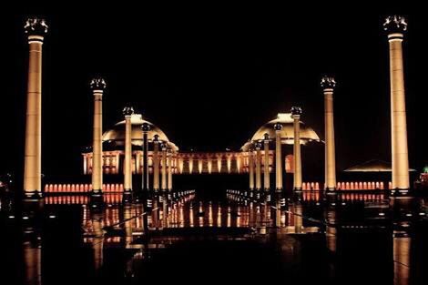 architecture, built structure, night, illuminated, building exterior, architectural column, famous place, travel destinations, clear sky, international landmark, tourism, copy space, water, travel, islam, mosque, column, street light, history, place of worship