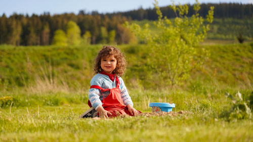 Cute boy playing in garden - spielendes kind im garden