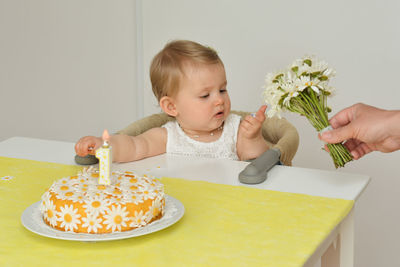 Yellow cake with daisy flowers for baby