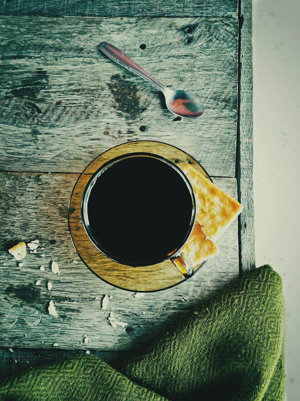 HIGH ANGLE VIEW OF COFFEE WITH CUP ON TABLE