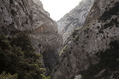 Scenic view of gorge de galamus against sky