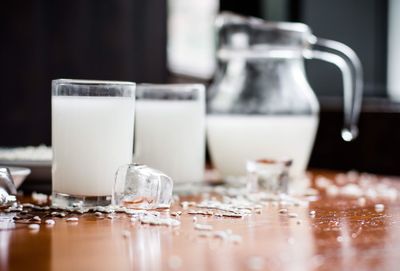 Mijiu in glass and ice on table