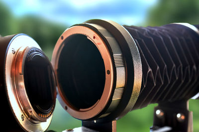 A photo lens is screwed onto the bellows to be able to take macro pictures