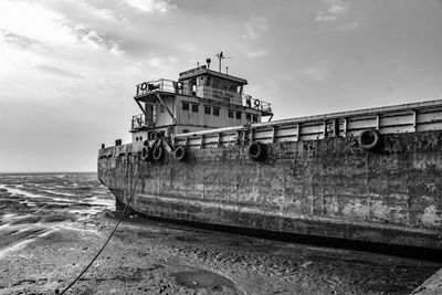 Abandoned ship at sea against sky