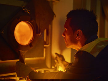 Worker controlling of combustion in furnace