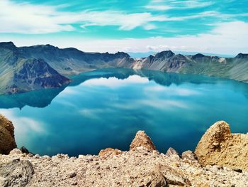 Panoramic view of lake and mountains against sky