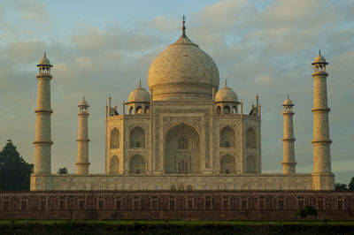 The taj mahal, an islamic ivory-white marble mausoleum on the bank of the river yamuna, agra, india.