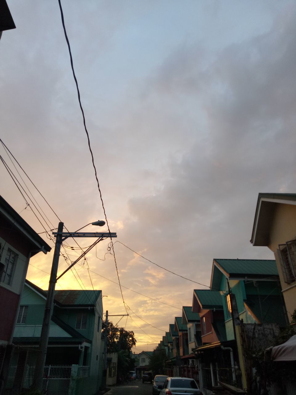 LOW ANGLE VIEW OF HOUSE AGAINST SKY