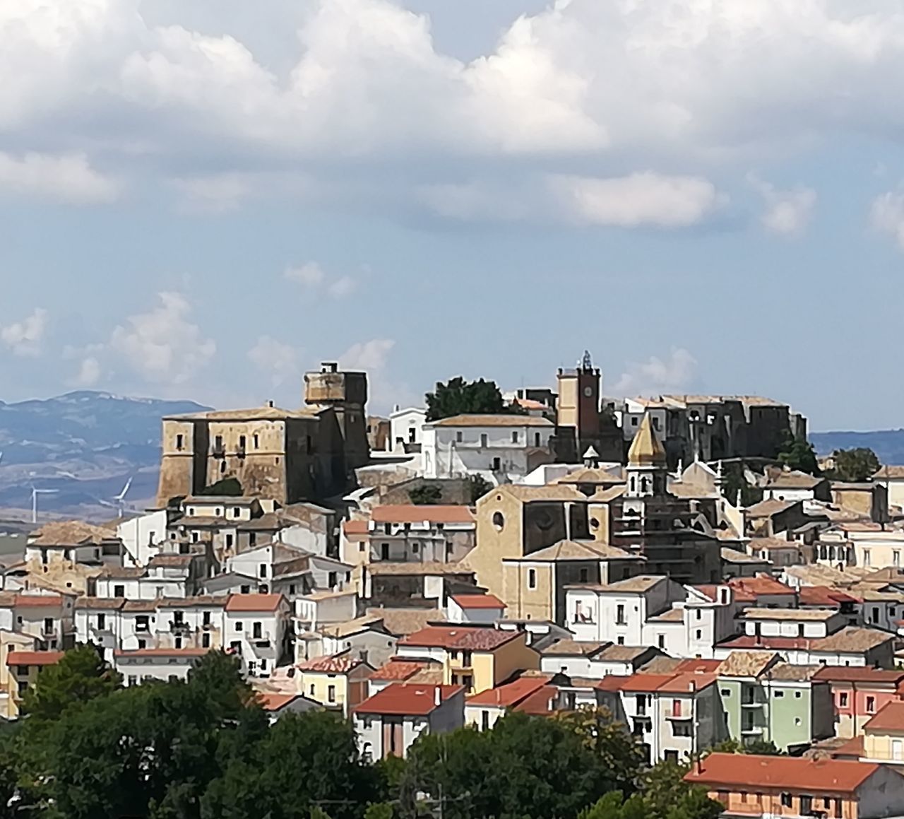 LOW ANGLE VIEW OF BUILDINGS IN CITY