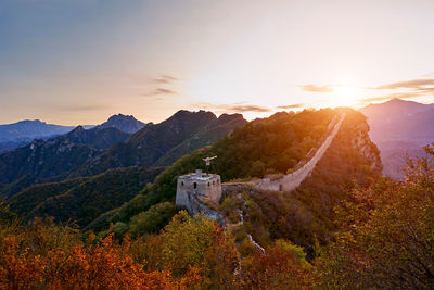 Man standing at great wall of china against sky