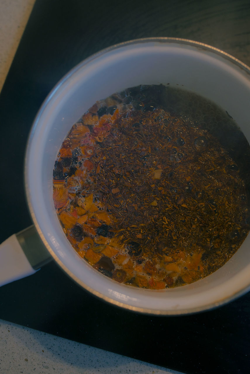 HIGH ANGLE VIEW OF SOUP IN BOWL