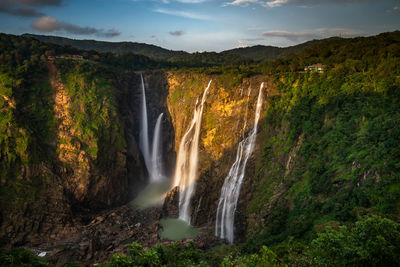 The colors of jog falls